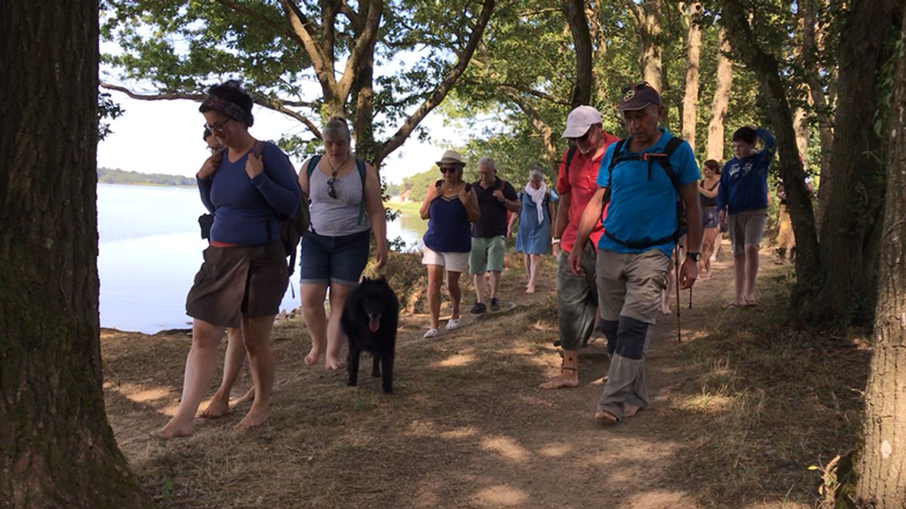 Marche pieds nus avec l’association Lib’r tes pieds