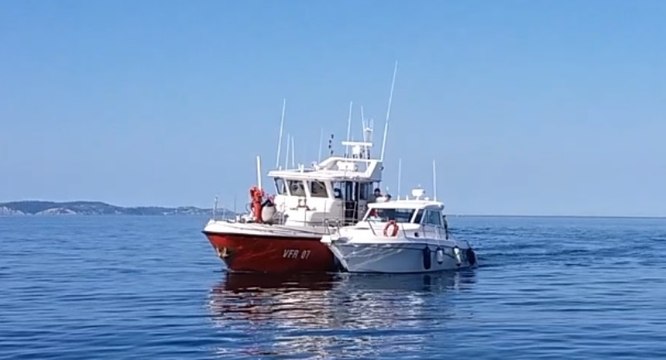 Trieste - Barca in fiamme a Punta Sottile: intervengono Vigili del Fuoco (20.07.20)