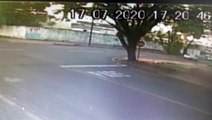 Vídeo mostra acidente em que motociclista sofreu fraturas na Rua Erechim