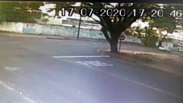 Vídeo mostra acidente em que motociclista sofreu fraturas na Rua Erechim