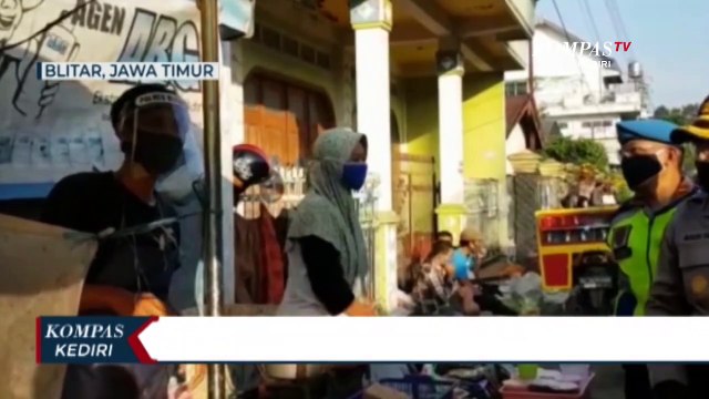 Cegah penyebaran corona polisi bagikan masker