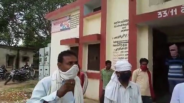 आपूर्ति व लो वोल्टेज को लेकर किसानों ने किया धरना प्रदर्शन