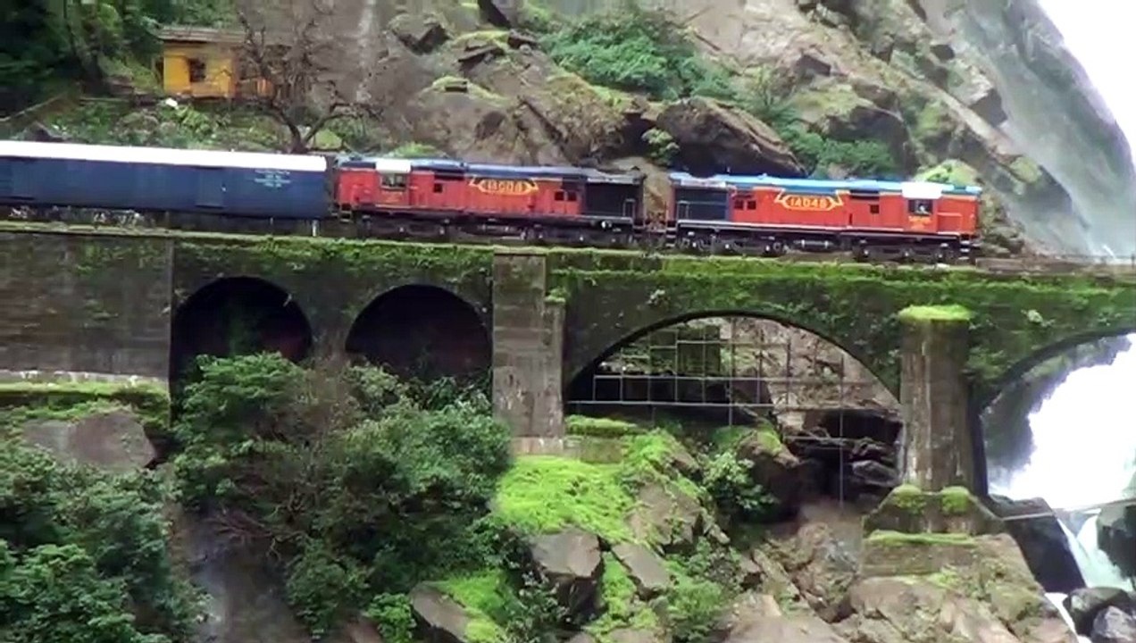 Amaravathi_Express_||E|| _Passing_Dudhsagar_Water_Falls.......