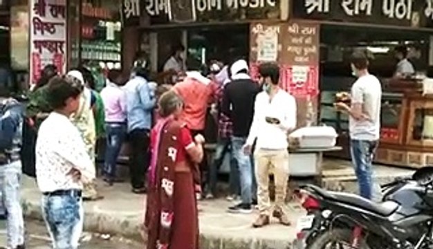 आगरा में खुलेआम उड़ाई जा रही सोशल डिस्टेंसिंग की धज्जियां