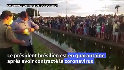 Brésil: acclamé par des partisans, Bolsonaro brandit une boîte d'hydroxychloroquine