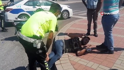 Ticari araca çarpmamak için motosikletini devirdiği anlar kamerada