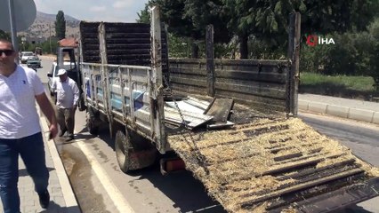 Seyir halindeki kamyonetin kasasındaki samanlar tutuştu