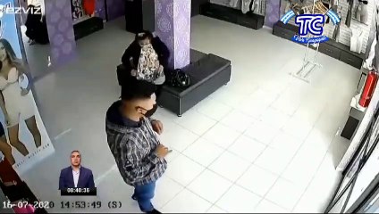 Capturan imágenes del momento en que una pareja está robando en una tienda de ropa