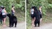 Un ours de 2 mètres s'approche d'une randonneuse
