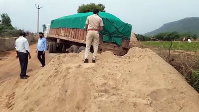 सूचना के दो घंटे बाद बजरी वाहन जब्त करने पहुंची पुलिस