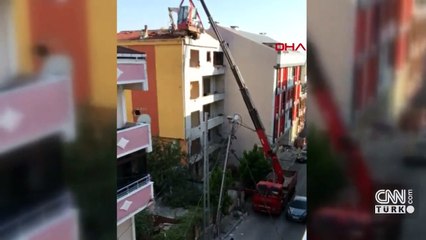 İş makinesiyle tehlikeli yıkım | Video