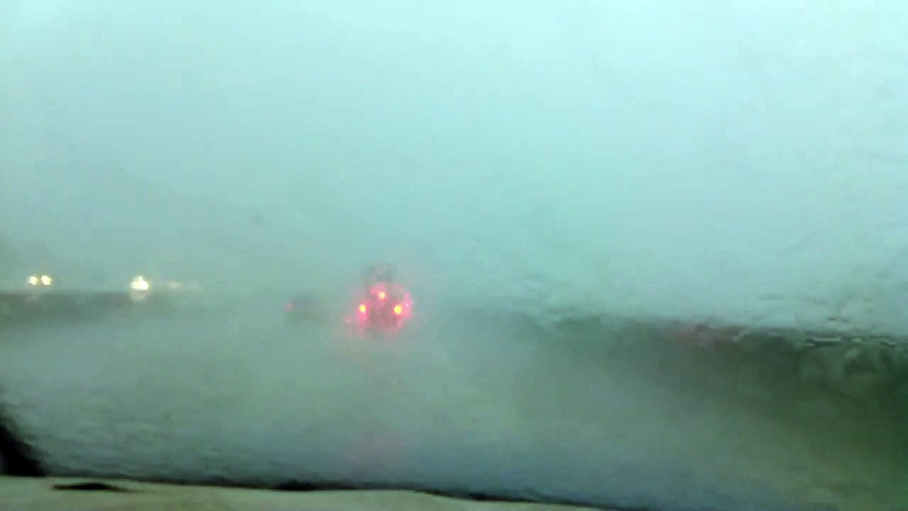 Impressionnant : un camion est frappé par la foudre sur l'autoroute !