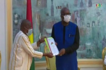 RTB/Remise du rapport de lutte contre la COVID-19 du haut conseil du dialogue social au Président de la République