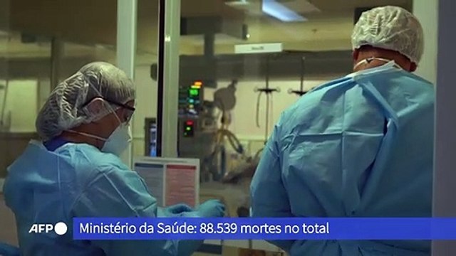 Covid-19: Brasil registra 921 óbitos em 24h
