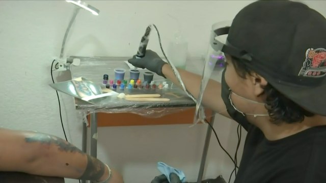 Negocios de tatuajes adaptan medidas sanitarias adicionales ante la nueva normalidad
