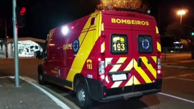 Mulher é socorrida após sofrer queda e bater a cabeça no meio-fio