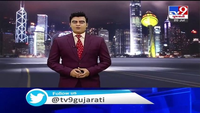 CCTV - Masked man looted mobile shop owner on knife point near Subhash Chowk, Ahmedabad