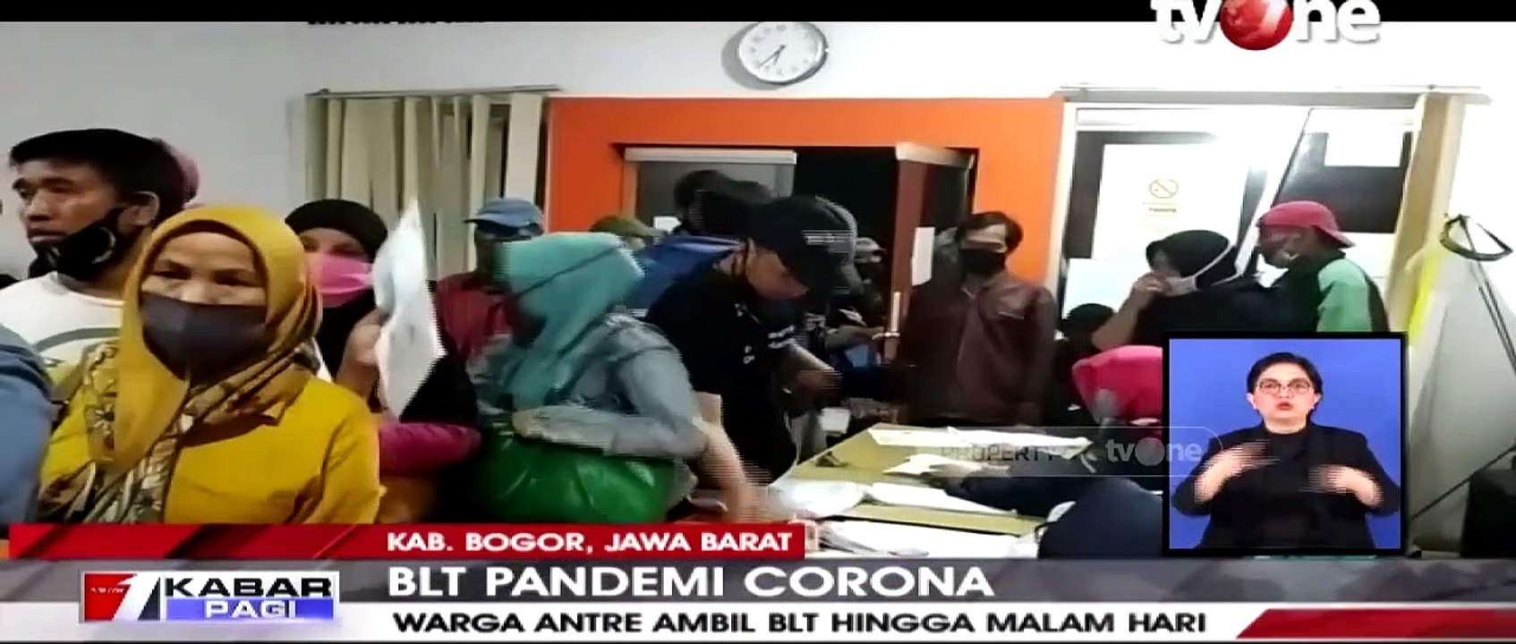 Abaikan Protokol Kesehatan, Ratusan Warga Antre BLT