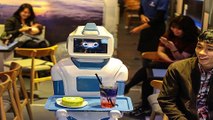 Nga: Robot phục vụ cà phê tại công viên