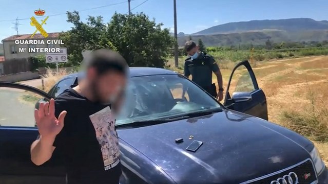 La Guardia Civil auxilia a una niña abandonada en una carretera de La Rioja
