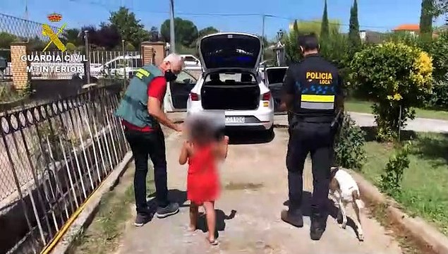 La Guardia Civil auxilia a una niña abandonada en una carretera de La Rioja