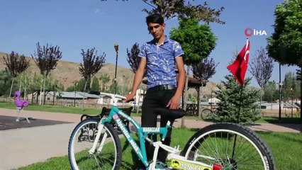 Otomobil değil bisiklet...Görenler bir daha bakıyor
