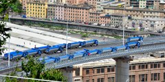 54 poids lourds traversent le nouveau pont de Gênes pour tester sa solidité