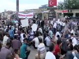 Bakırköy Belediyesi önünde toplanan pazarcıların eyleminde arbede çıktı.