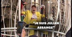 Vivienne Westwood suspendue  dans une cage