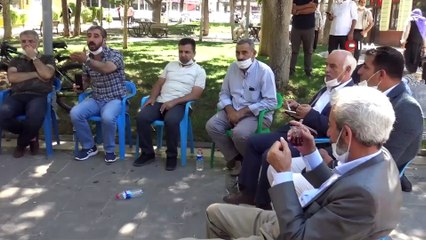 Siverek’te muhtarlar hizmet için belediye önünde oturdu