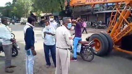 मक्सी में बनाये चालान