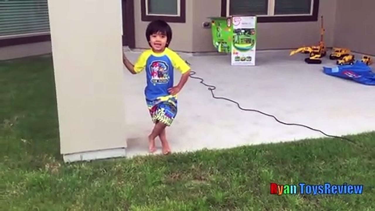 Most Watched Video | HUGE EGGS Surprise Toys Challenge with Inflatable water slide || Vidéo la plus regardée | Défi de jouets avec toboggan gonflable