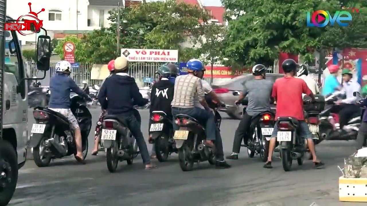 CAMERA CẬN CẢNH | Những Bất Cập Khi Rẽ Phải Tại Những Ngã Tư Đông Đúc Có Tiểu Đảo