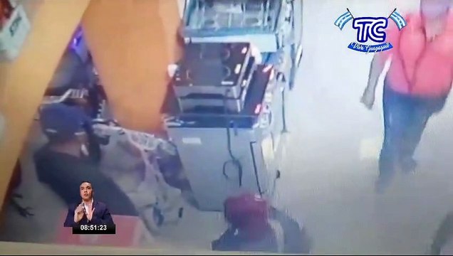 Cámaras graban como dos personas roban artículos electrodomésticos en cantón Ventanas