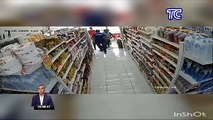 Cámaras captan como un sujeto trata de robar alimentos en un supermercado