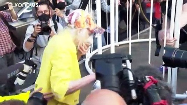 Schräger Vogel: Westwood für Julian Assange im Käfig