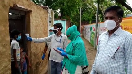 कोरोना महिला मरीज मिलने के बाद गांव में की जा रही है थर्मल स्कैनिंग