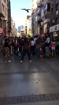 İzmirde polisin Pınar Gültekin için yürümek isteyen kadınları darp ederek ve sürükleyerek gözaltına alma görüntüler