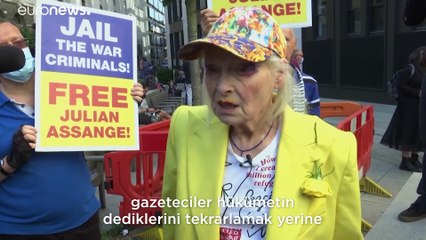 Ünlü İngiliz modacı Westwood, Julian Assange'ın serbest bırakılması için kendini kafese kapattı