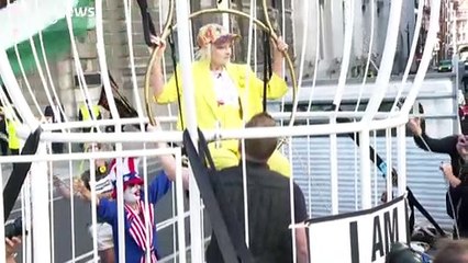 La diseñadora Vivienne Westwood se enjaula como un canario para defender a Julian Assange