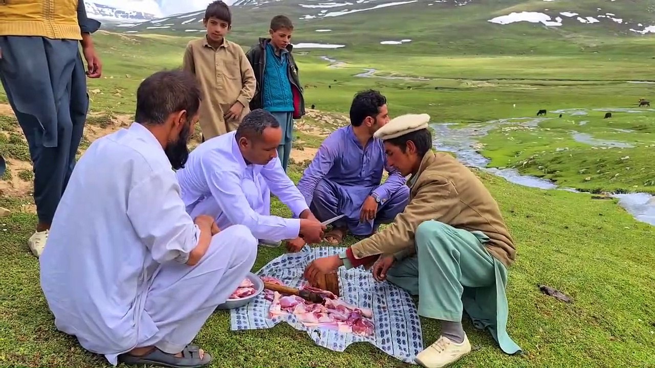 Pahari Goat Recipe - Full Goat Recipe - Tarditional Mutton Recipe - Mubashir Saddique - Village Food