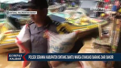 Personel Polisi Bantu Warga Evakuasi Barang dari Banjir
