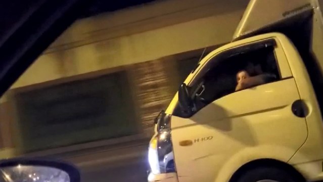Sorumsuz sürücü kamerada! Kucağında çocukla kamyonet kullandı