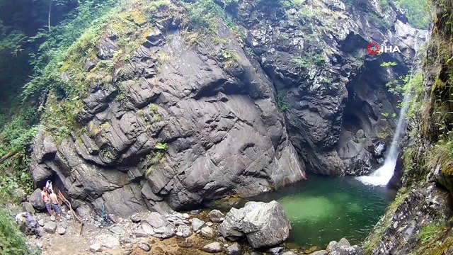 Bursalılar Uludağ’ın eteklerindeki doğal havuzlarda serinliyor