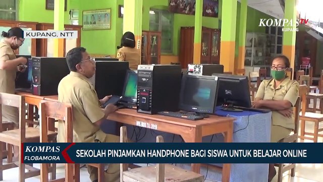 Sekolah di Kupang Pinjamkan Handphone Bagi Murid Untuk Belajar Online