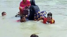 ये है आत्मनिर्भर भारत: बिहार में बाढ़ का क़हर, गर्भवती महिला को जुगाड़ की नाव से पहुंचाया अस्पताल