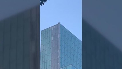 Un youtuber francés escala sin equipo la fachada de un hotel de Barcelona