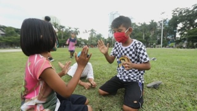 El impacto de la COVID-19 en niños hace sonar las alarmas en Indonesia