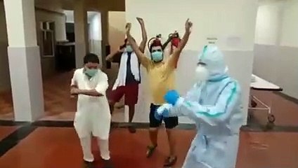 कोरोना मरीजों का हौंसला बढ़ाने डॉक्टर ने किया डांस, वायरल हुआ वीडियो