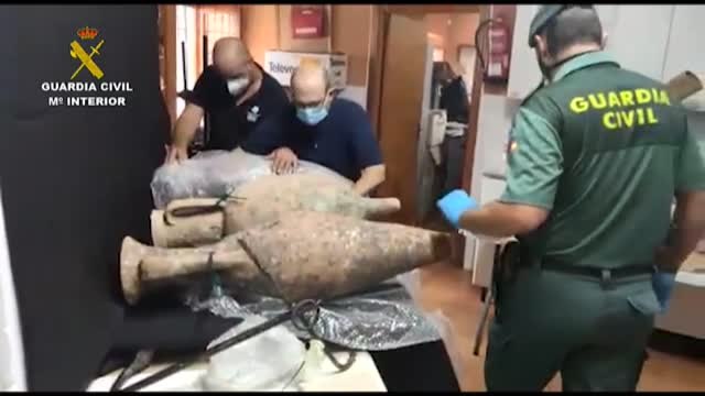 Recuperadas 13 ánforas romanas que decoraban un establecimiento de congelados